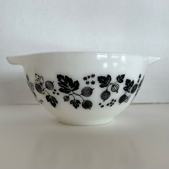 Pyrex Other - PYREX 441 Cinderella Bowl Gooseberry White w/Black